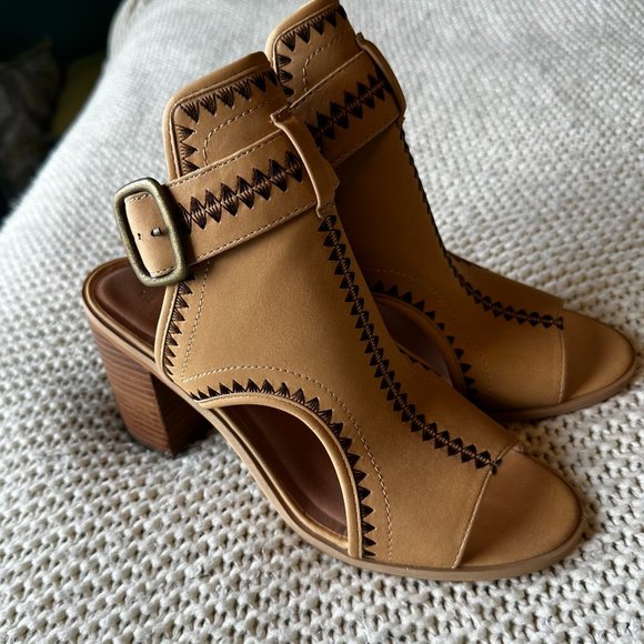 Very Volatile Odette Faux Leather Woven Tan Slingback Sandal Size 9 - Picture 5 of 8